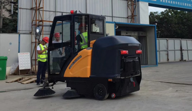 C185駕駛式掃地車服務(wù)于中建第二工程局蒙城縣某項目